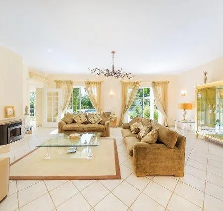 Sleeps 6 Pool Air Con Wifi