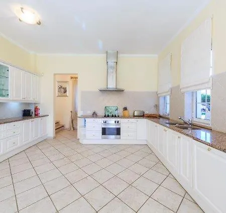 Sleeps 6 Pool Air Con Wifi