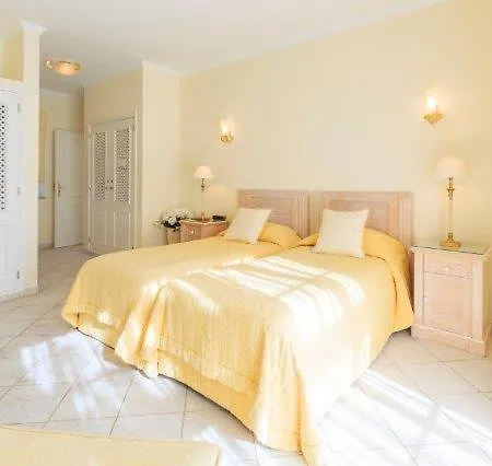 Sleeps 6 Pool Air Con Wifi