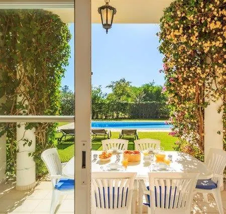 Sleeps 6 Pool Air Con Wifi