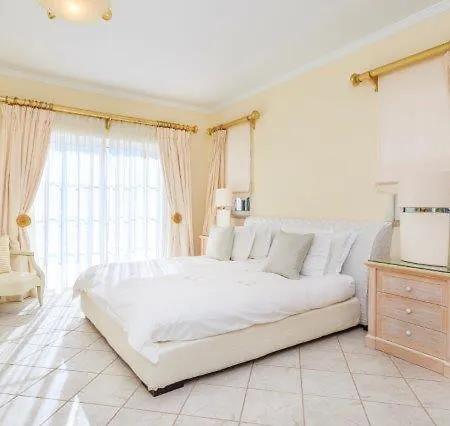 Sleeps 6 Pool Air Con Wifi *