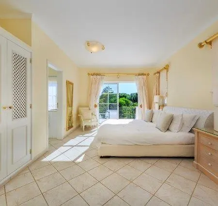 Sleeps 6 Pool Air Con Wifi